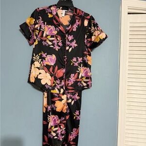 SELLING JOYSPUN PAJAMA SET FOR WOMEN SIZE XS NWT SHORT SLEEVE FLORAL COLOR.